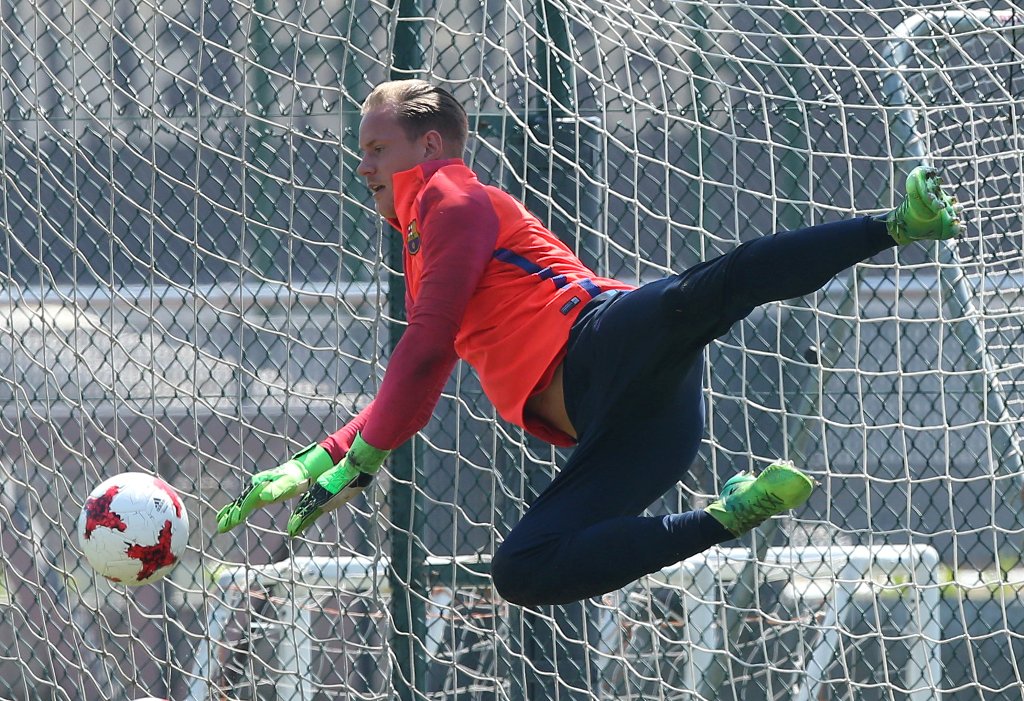 Barcelona's goalkeeper Marc-Andre ter Stegen blocks a ball during a training session. REUTERS/Albert Gea
