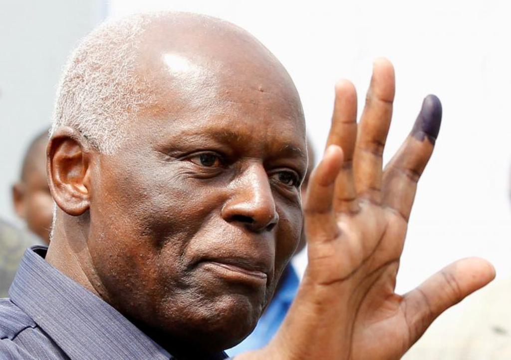 FILE PHOTO: Angola's President Jose Eduardo dos Santos shows off his inked finger to photographers after casting his vote during national elections in the capital Luanda, August 31, 2012. REUTERS/Siphiwe Sibeko/File Photo.