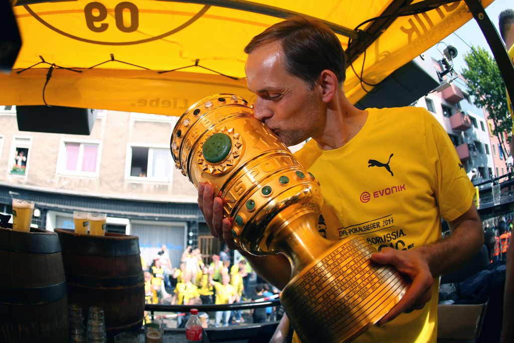 (FILES) This file photo taken on May 28, 2017 shows Dortmund's head coach Thomas Tuchel kissing the trophy at Borsigplatz during celebrations after winning the German Cup final (DFB Pokalfinale) in Dortmund, western Germany.  AFP / POOL / Ina FASSBENDER
