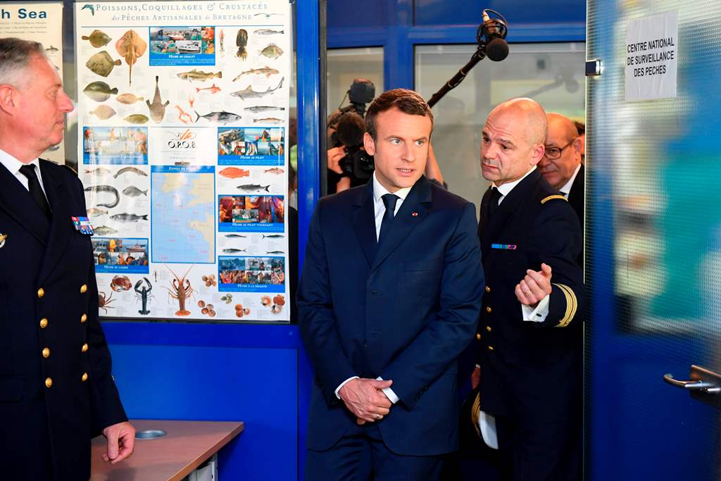 French President Emmanuel Macron (C) visits the regional operational search and rescue centre (CROSS) in Etel, on June 1, 2017. AFP / POOL / Damien MEYER

