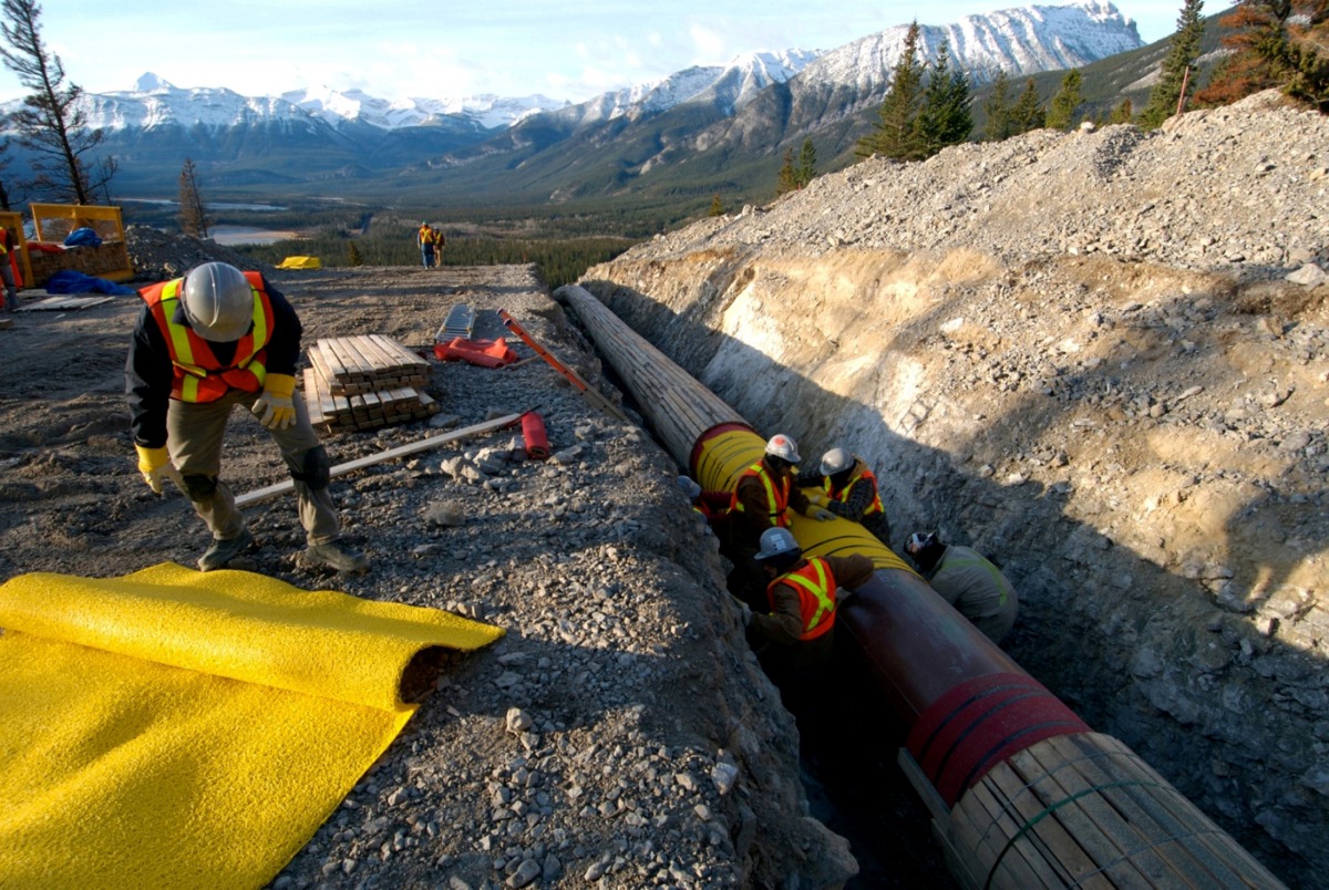 FILE PHOTO: Workers construct the Anchor Loop section of Kinder Morgan's Trans Mountain pipeline expansion in Jasper National Park in a 2009 file photo. Kinder Morgan Canada/Handout via REUTERS