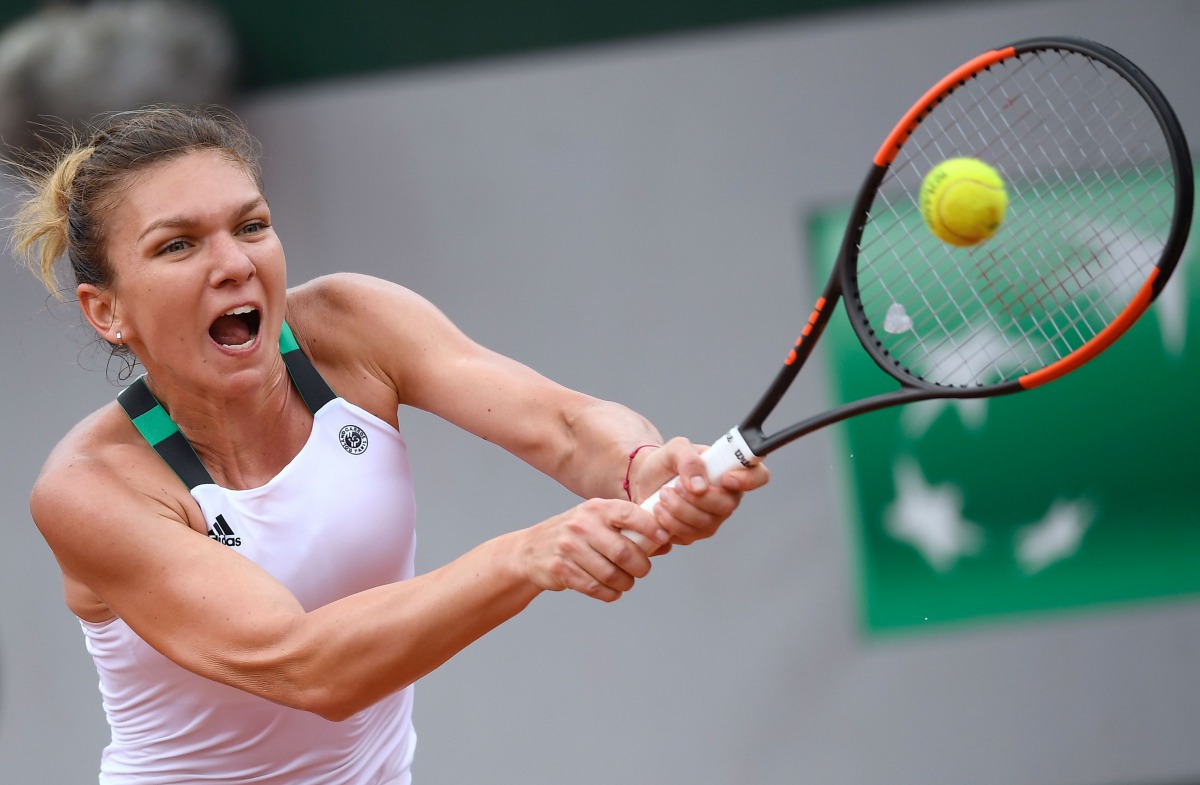 Romania's Simona Halep returns the ball to Russia's Darya Kasatkina during their tennis match at the Roland Garros 2017 French Open on June 3, 2017 in Paris. (AFP / Lionel BONAVENTURE)