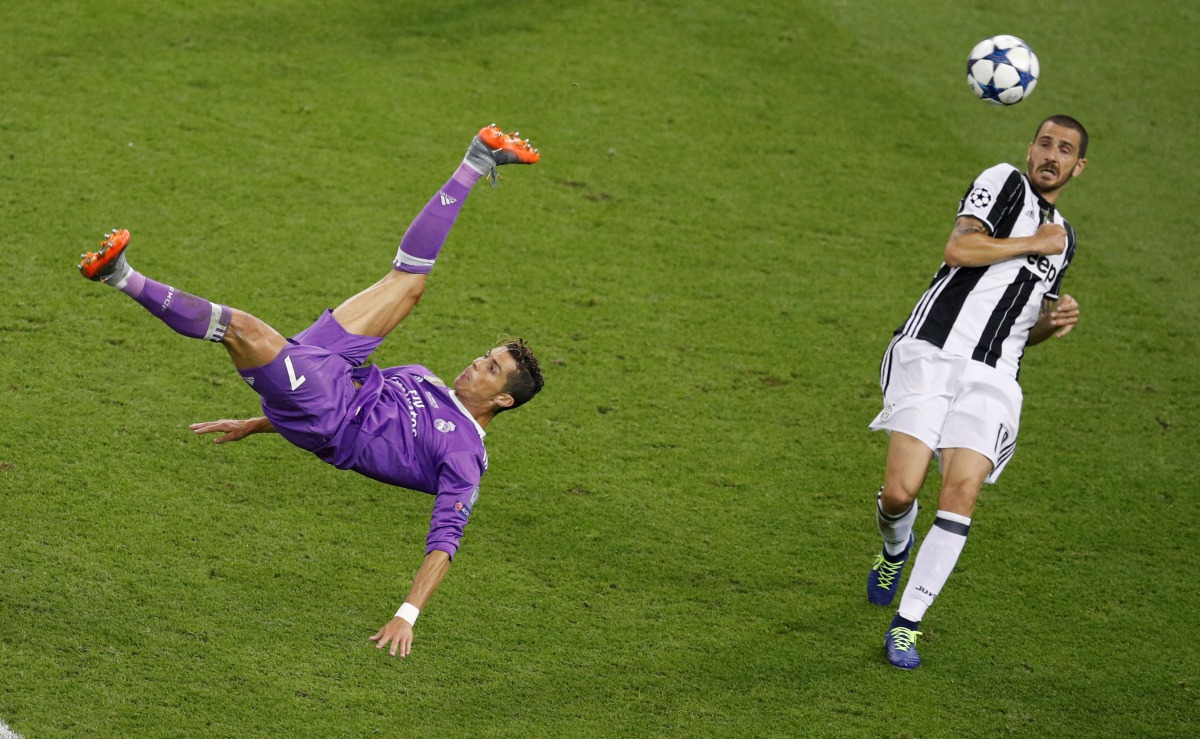 Real Madrid's Cristiano Ronaldo shoots at goal with a overhead kick. (Reuters / Phil Noble)