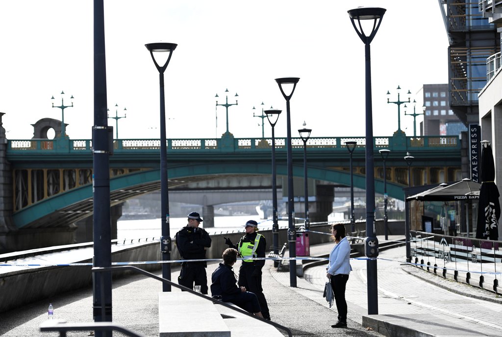 Police officers stand at a cordon near Blackfriars Bridge on the South Bank of the Thames after an attack on London Bridge and Borough Market left 6 people dead and dozens injured in London, Britain, June 4, 2017. REUTERS/Dylan Martinez.
