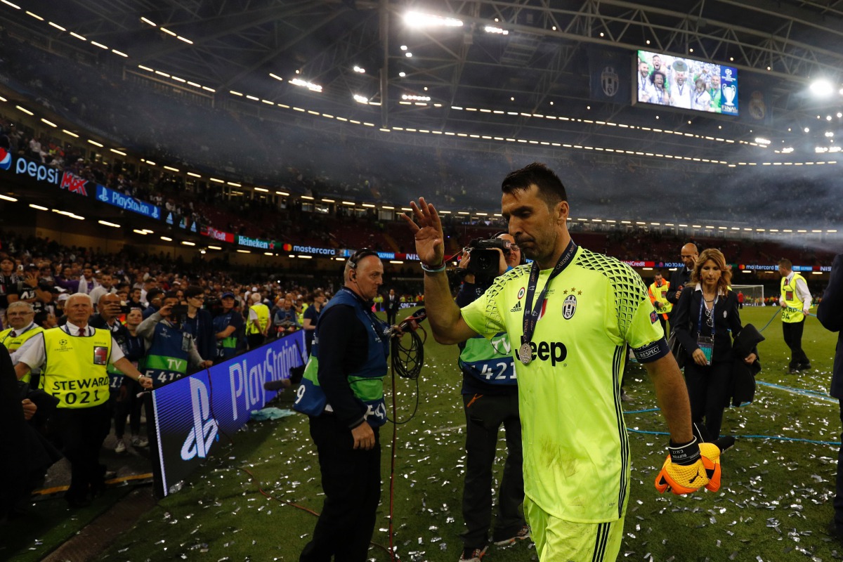 Juventus' golakeeper Gianluigi Buffon leaves the pitch after the UEFA Champions League final football match between Juventus and Real Madrid at The Principality Stadium in Cardiff, south Wales, on June 3, 2017. / AFP / Adrian DENNIS