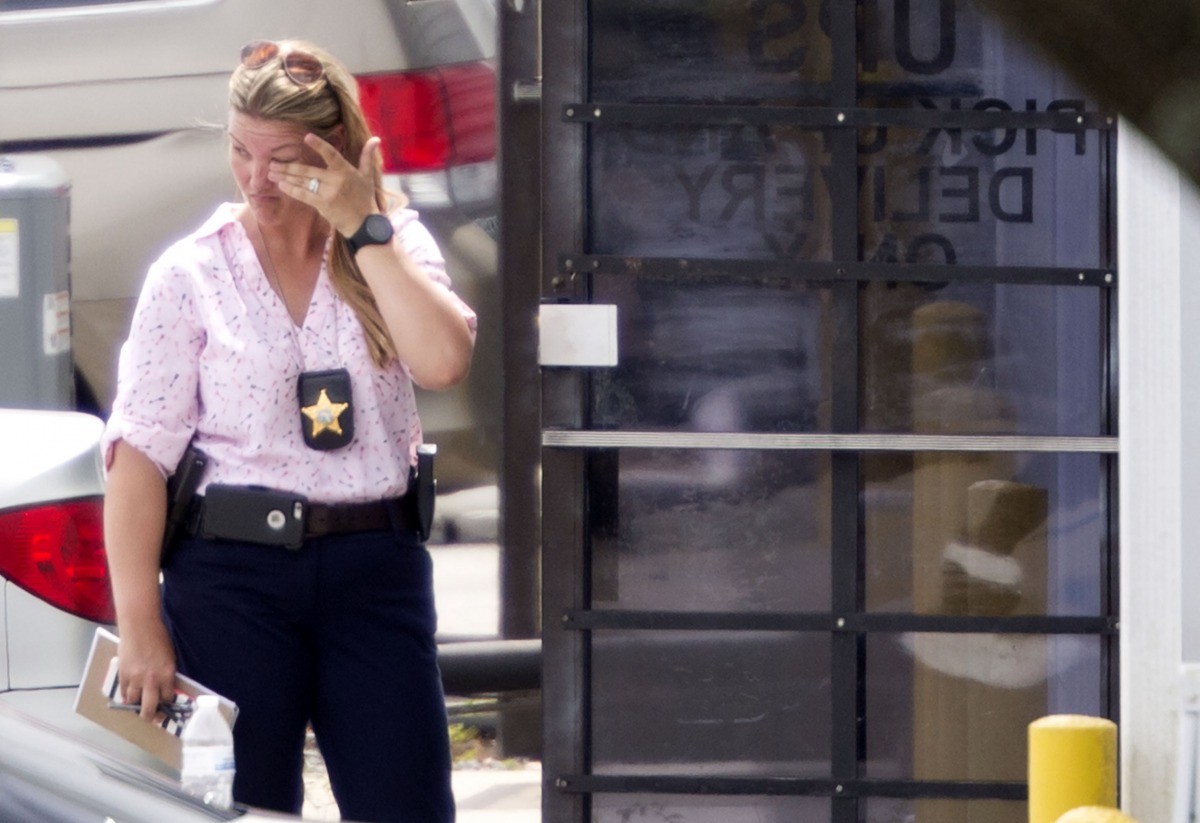 A law enforcement official wipes her eyes at the entrance to the shooting crime scene in Orlando, Florida on June 5, 2017. AFP / Gregg Newton