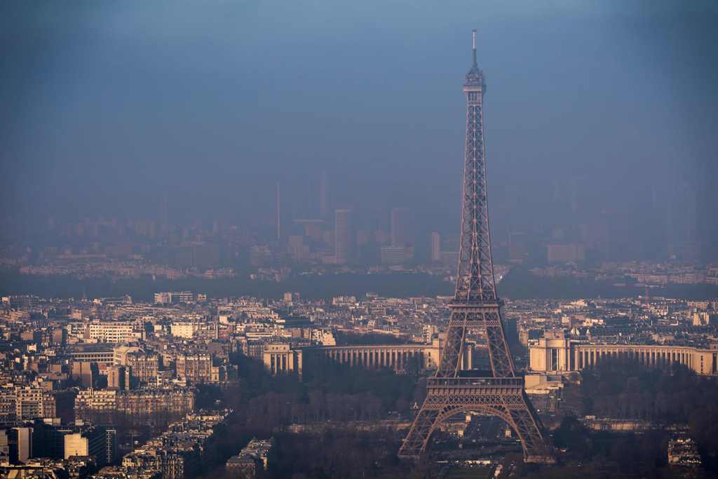 (FILES) This file photo taken from the Montparnasse Tower on December 29, 2016 shows the Eiffel Tower through a pollution cloud.   AFP / LIONEL BONAVENTURE
