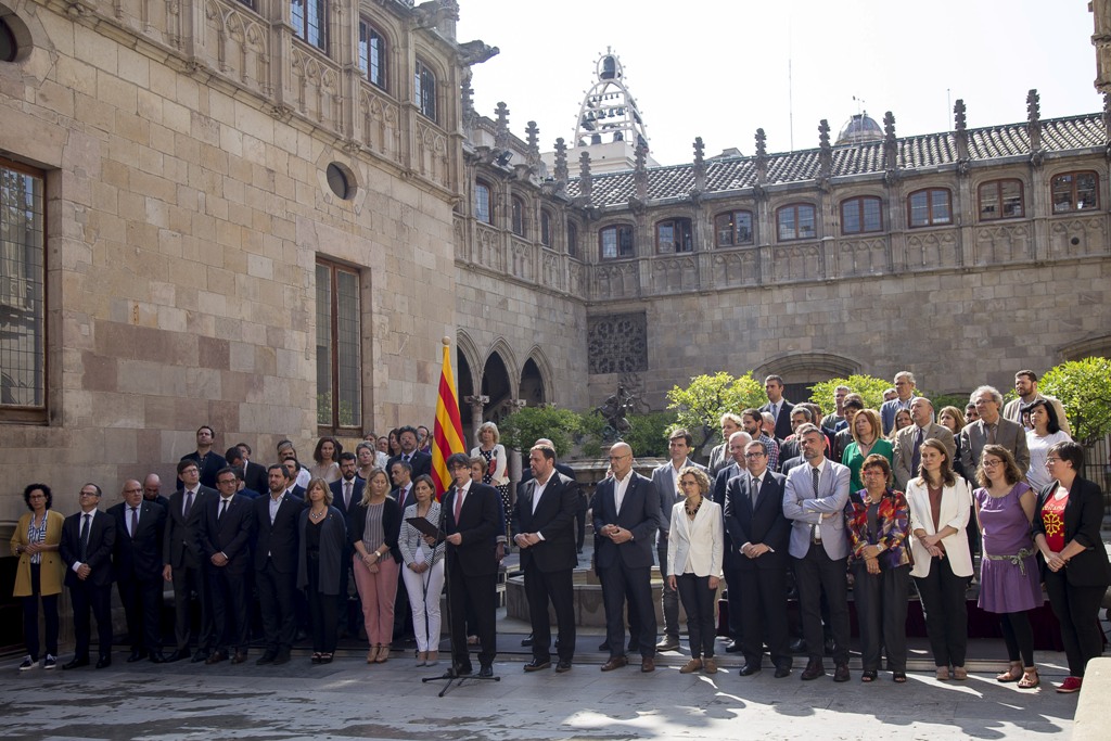 The President of the Catalan government, Carles Puigdemont (front) speaks to announce the date of the Catalonia's independence referendum, in the Palau de la Generalitat in Barcelona, Spain on June 09, 2017. The referendum will be held on October 01. ( Al