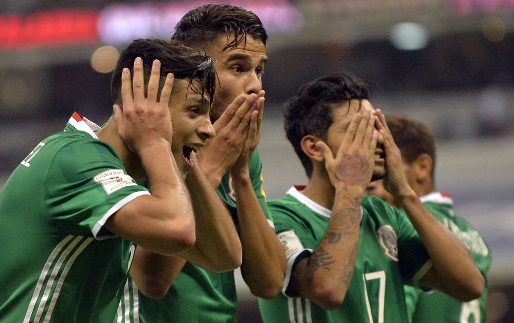 Mexico players celebrate their victory over Honduras during their World Cup 2018 CONCACAF qualifiers football match in Mexico City, on June 8, 2017. / AFP / Pedro Pardo
