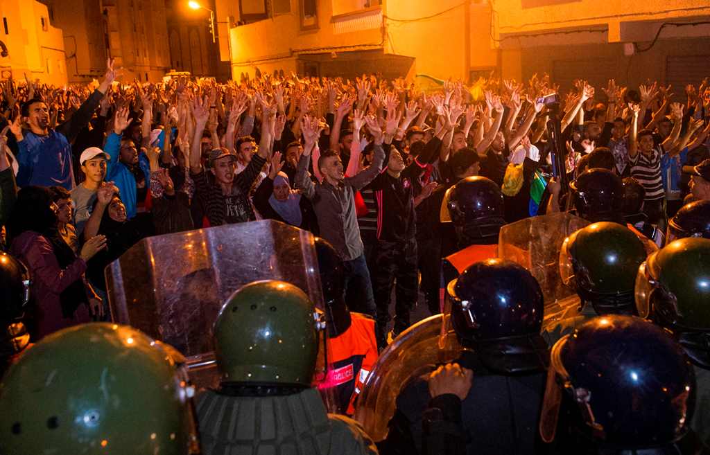 Protesters stand off before police during a demonstration against corruption, repression and unemployment in Al Hoseima, Morocco, June 10, 2017. AFP / FADEL SENNA