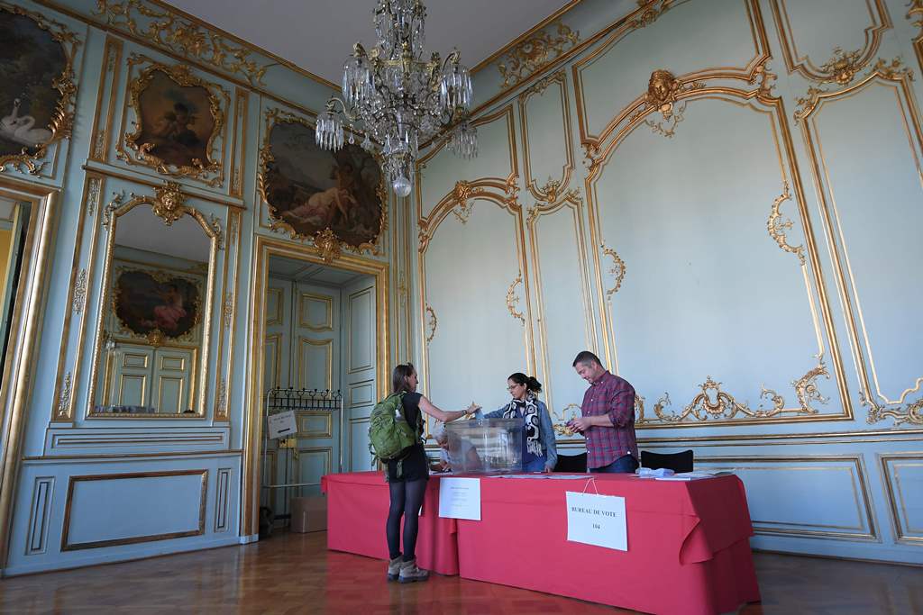 A woman casts her ballot at a polling station in Strasbourg, eastern France, during the first round of legislative elections on June 11, 2017. / AFP / Patrick HERTZOG
