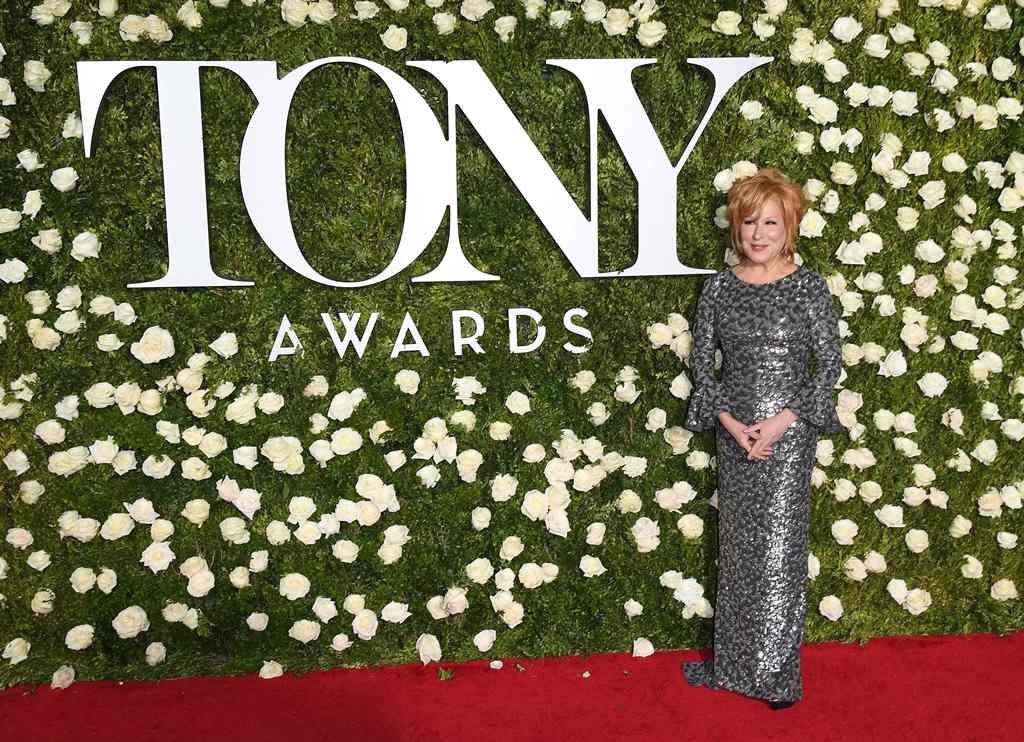 Bette Midler attends the 2017 Tony Awards - Red Carpet at Radio City Music Hall on June 11, 2017 in New York City. / AFP / ANGELA WEISS
