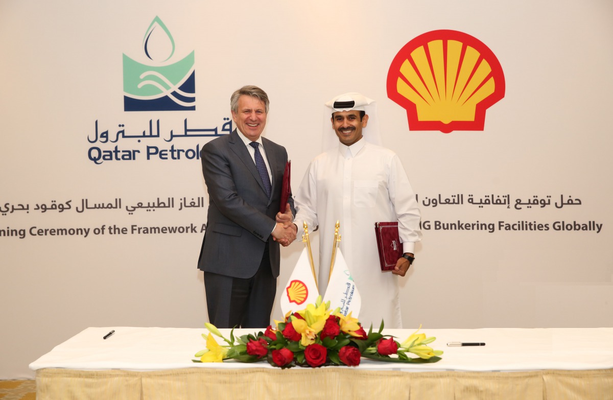 Saad Sherida Al Kaabi, Qatar Petroleum’s President and CEO, and Ben van Beurden, Shell’s Chief Executive Officer, at the signing ceremony.
