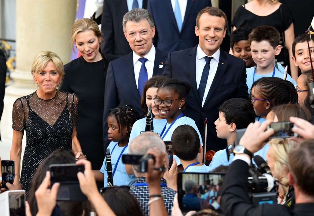 PARIS, FRANCE - JUNE 21: French President Emmanuel Macron (R), his wife Brigitte Macron (L), Colombian President Juan Manuel Santos (2nd R) and his wife Maria Clemencia Rodriguez (2nd L) pose as they arrived at the Elysee Palace in Paris, France on June 2