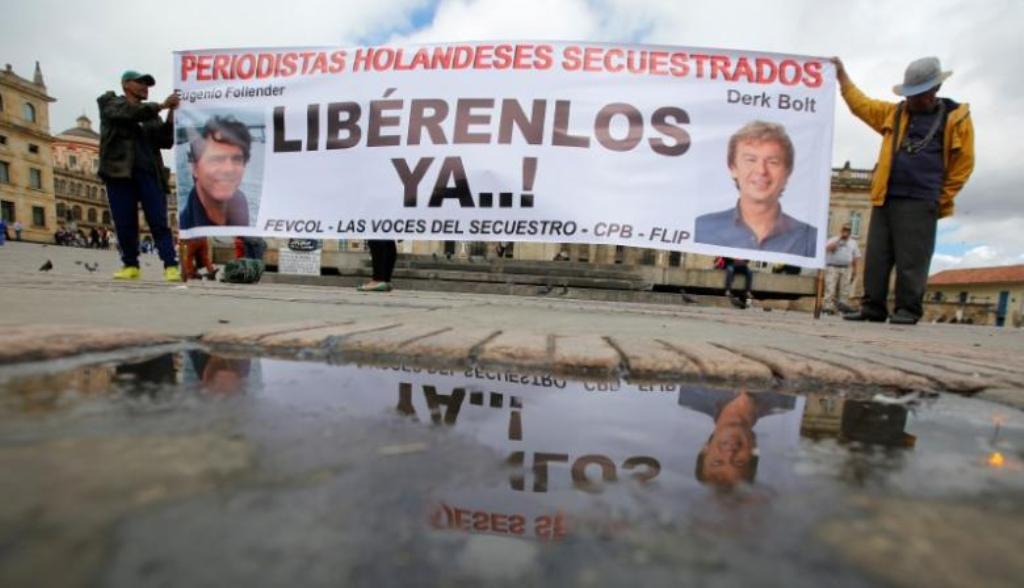 People protest against the kidnapping of Dutch journalists Derk Johannes Bolt and Eugenio Ernest Marie in Bogota, Colombia June 21, 2017. The banner reads: 'Dutch journalists kidnapped, Liberty Now.' REUTERS/Jaime Saldarriaga.