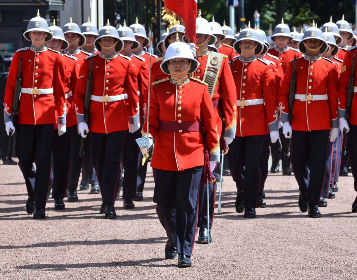 Captain Megan Couto of the 2nd Battalion, Princess Patricia's Canadian Light Infantry (PPCLI), makes history as she becomes the first woman to command the Queen's Guard at Buckingham Palace, London, Britain June 26, 2017. (REUTERS/John Stillwell/Pool)