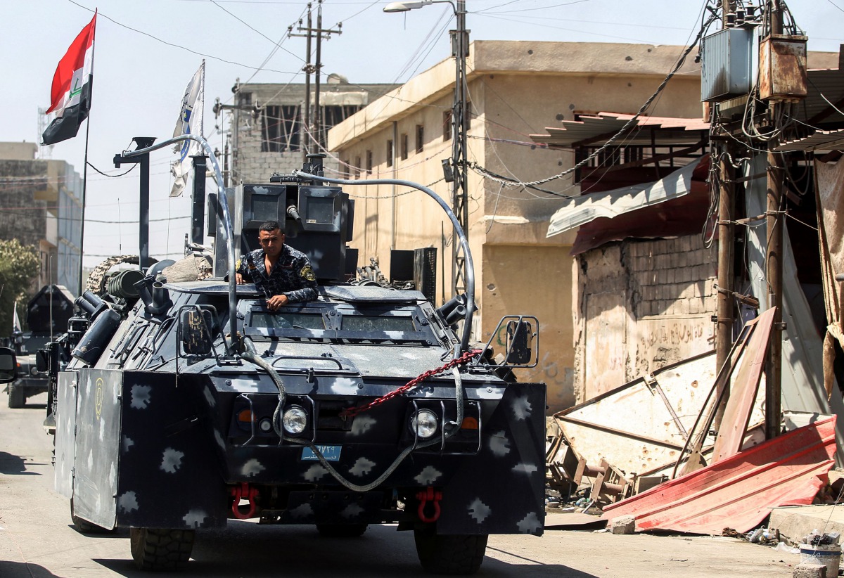 An Iraqi forces' armoured vehicle advances through the Old City of Mosul on June 26, 2017, as the offensive continues to retake the last district held by the Islamic State (IS) group. (AFP / AHMAD AL-RUBAYE)