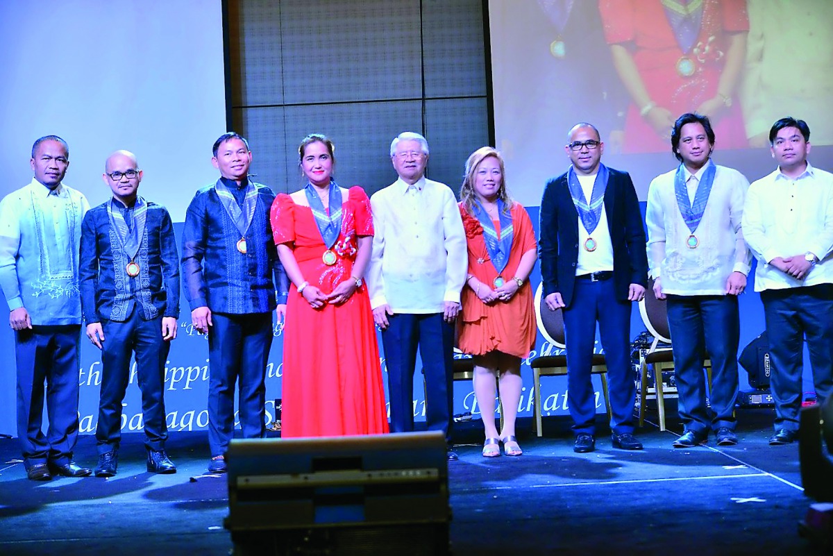 Philippine Ambassador Alan Timbayan (centre), Labour Attaché David Des Dicang (extreme right )and UFOQ Chairman Ressie Fos (extreme left) with the awardees of the first annual AFJQ Gawad Parangal para sa Natatanging Overseas Pinoy awards at City Centre Ro
