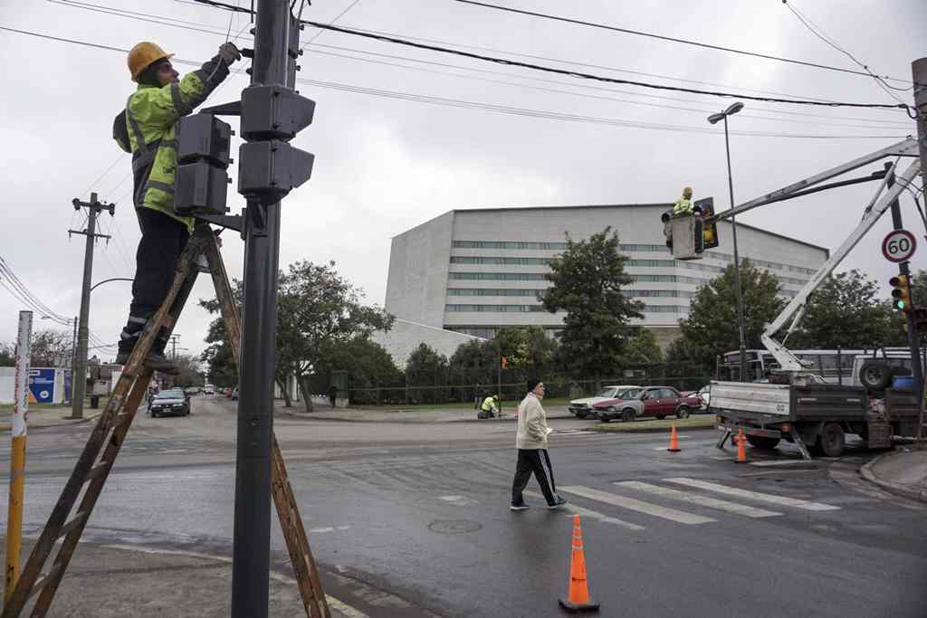 Workers do maintenance to traffic lights in front of the venue, where Barcelona's football star Lionel Messi of Argentina and Antonella Roccuzzo will get married on June 30 in Rosario, Santa Fe province, Argentina on June 28, 2017. AFP / EITAN ABRAMOVICH