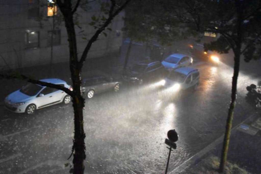 Paris subway authorities closed metro stations due to flooding after thunderstorms and heavy rain pounded the French capital on July 10, 2017.PHOTO: AFP.