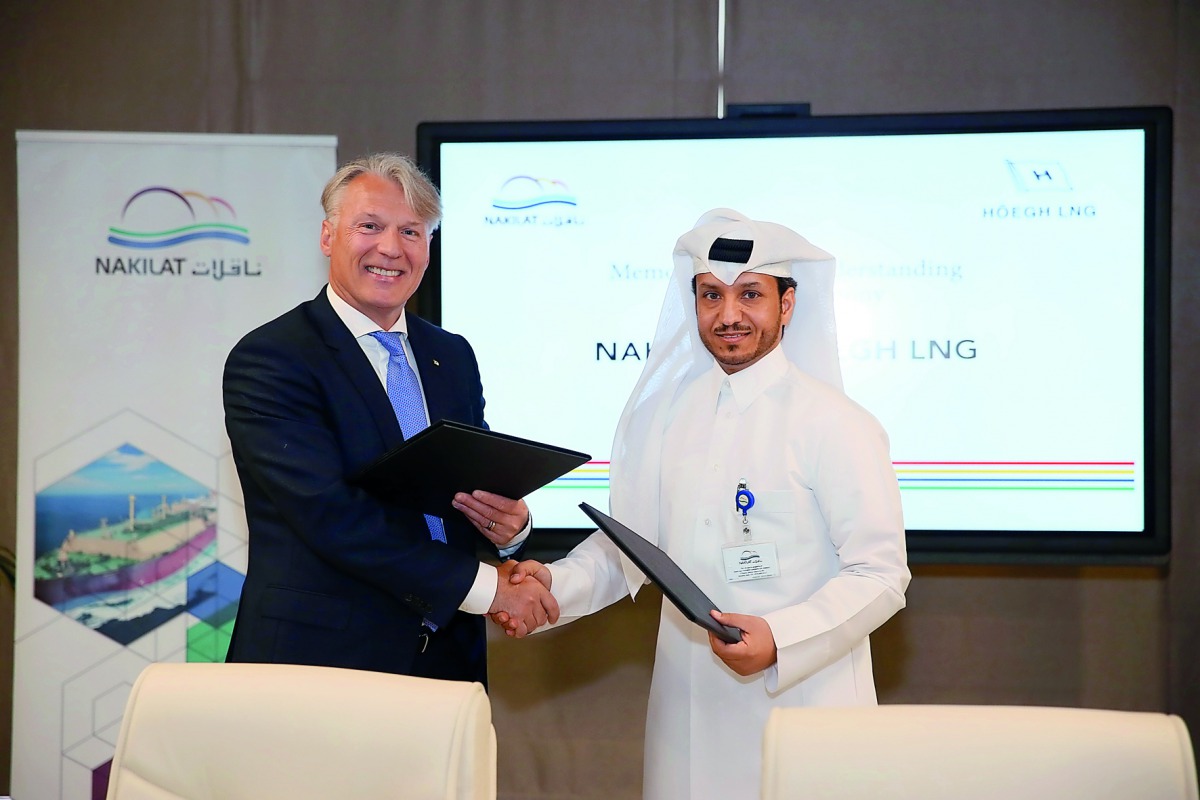 Abdullah Al Sulaiti (Right), Managing Director, Nakilat shaking hands with Sveinung J.S. Støhle, President and CEO of  H?oegh LNG, after signing the FSRU deal.
