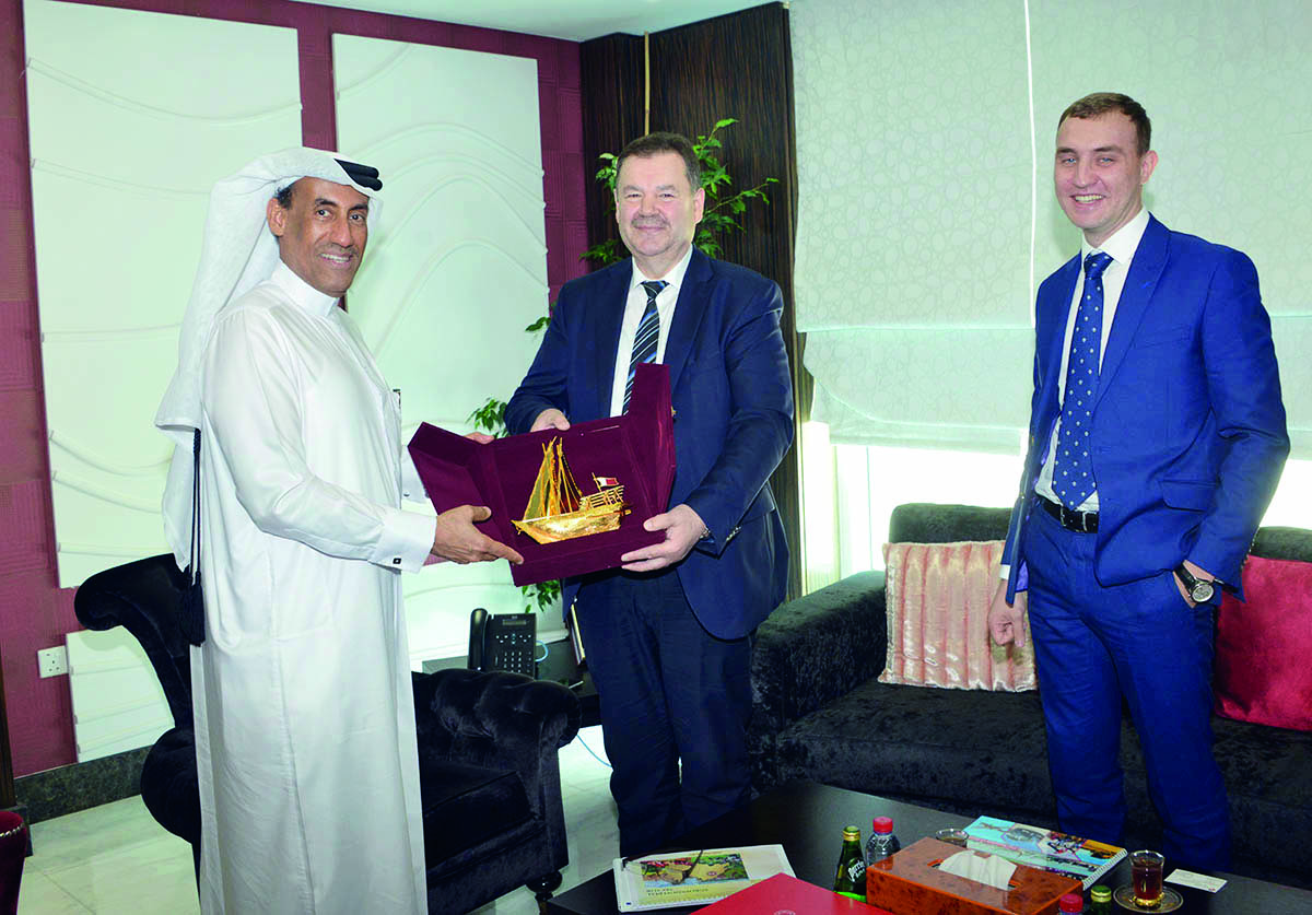 Ali Abdulateef Al Misnad (left), Qatar Chamber’s Member and Honorary Treasurer, hnouring the members of the delegation from Tatarstan.
