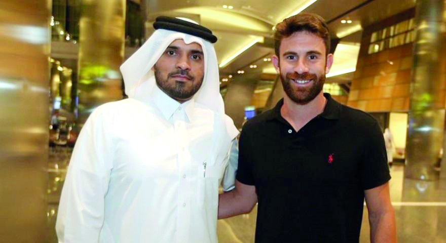 Brazilian midfielder Bruno Gallo (right) poses with a Qatar SC official upon his arrival in Doha yesterday. The announcement of Gallo’s move to Qatar SC for the new QSL season is expected to be made today at a press conference.