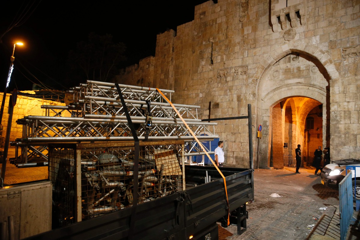 A truck removes the remaining barriers from the Al Aqsa mosque in Jerusalem on July 27, 2017. (AFP / AHMAD GHARABLI)