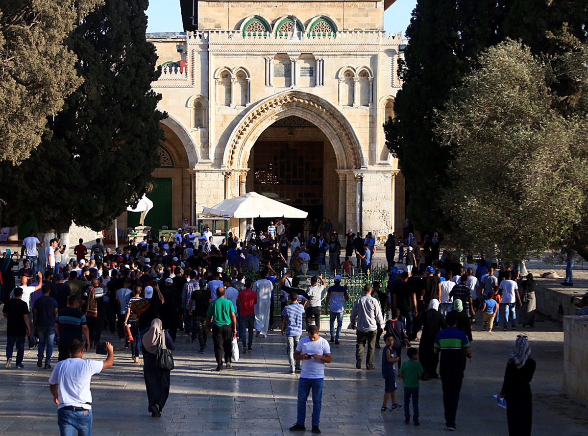 Palestinians gather near Jerusalem’s Old City as they enter the Al Aqsa Mosque following the removal of Israel's restrictions at the entrances to Al Aqsa Mosque in Jerusalem on July 28, 2017. (Enes Canl? - Anadolu Agency)
