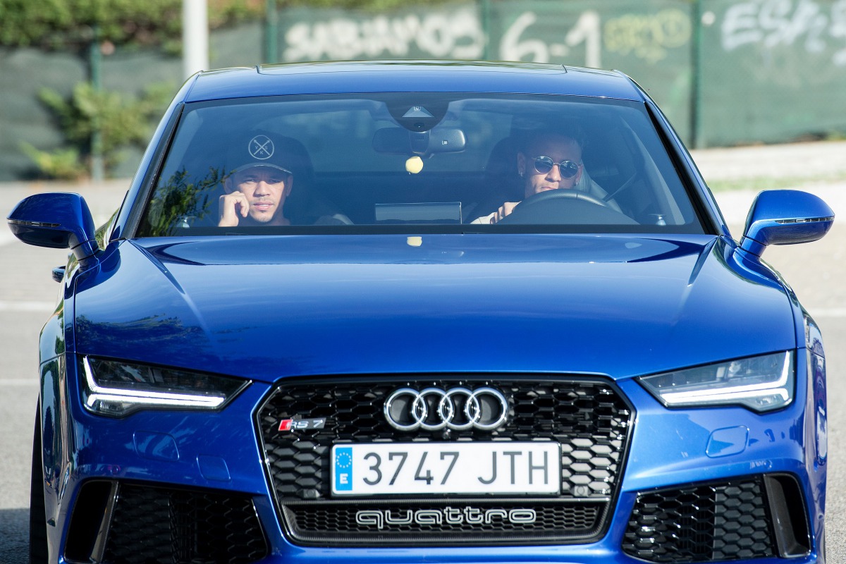 Barcelona's Brazilian forward Neymar (R) drives into the parkinglot to take part in a training session at the Sports Center FC Barcelona Joan Gamper in Sant Joan Despi, near Barcelona on August 2, 2017. (AFP / Josep LAGO)
