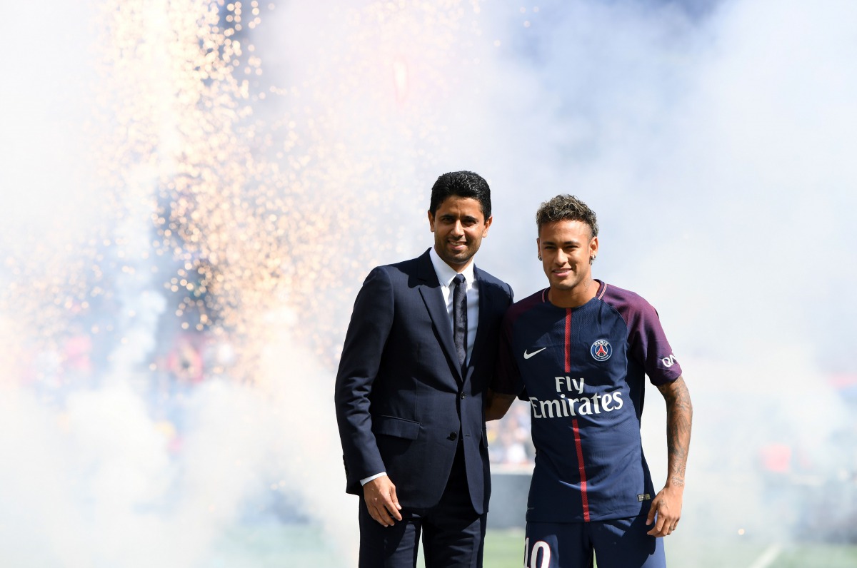 Paris Saint-Germain's Brazilian forward Neymar (R) poses with Paris Saint Germain's (PSG) Qatari president Nasser Al-Khelaifi (L) during his presentation to the fans at the Parc des Princes stadium in Paris, on August 5, 2017. (AFP / ALAIN JOCARD)