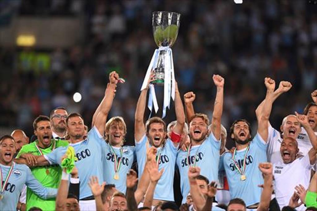 Lazio celebrate winning the Italian Super Cup with the trophy REUTERS/Alberto Lingria