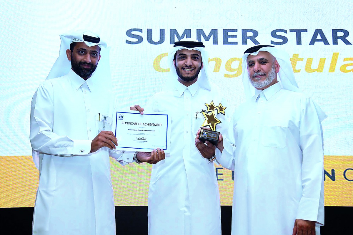RasGas’ Chief Executive Officer, Hamad Mubarak Al Muhannadi (right) awarding the RasGas Summer Internship Star 2017 winner, Mohammed Al Shereem. 