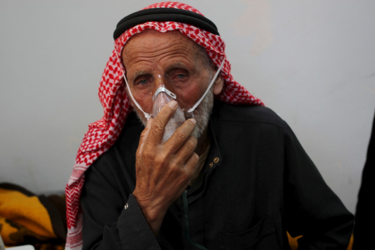 A man breathes through an oxygen mask after what activists said was a chlorine gas attack on Kansafra village at Idlib countryside, Syria May 7, 2015. Reuters/Abed Kontar