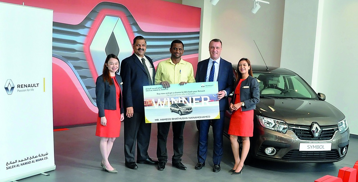 Hameed Bhathusha Nainamohamed, winner of Renault’s Ramadan campaign, receiving the prize from officials concerned. 
