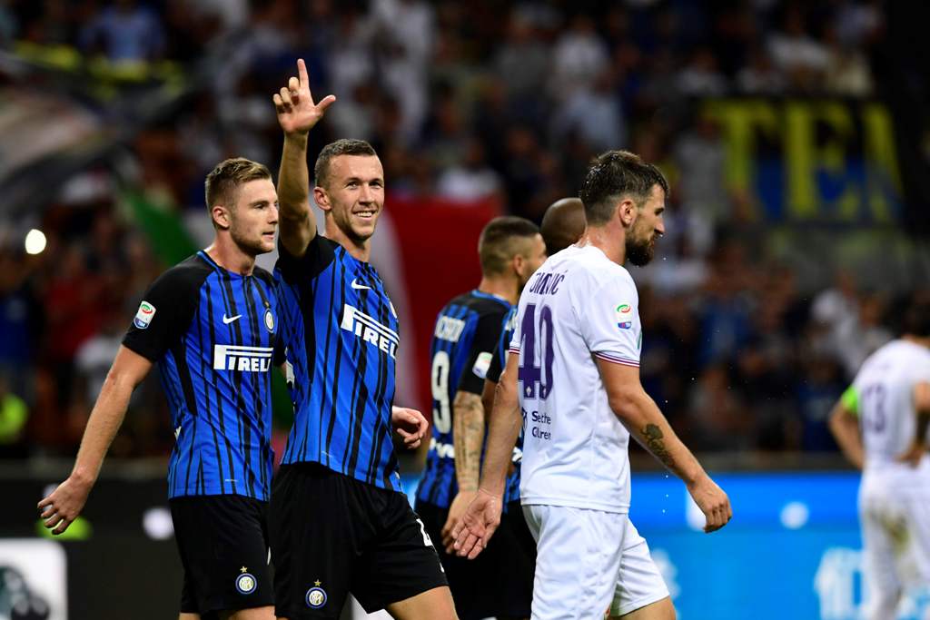 Inter Milan's Croatian forward Ivan Perisic (2L) gestures after scoring a goal during the Italian Serie A football match Inter Milan vs Fiorentina at the San Siro stadium in Milan on August 20, 2017. / AFP / MIGUEL MEDINA