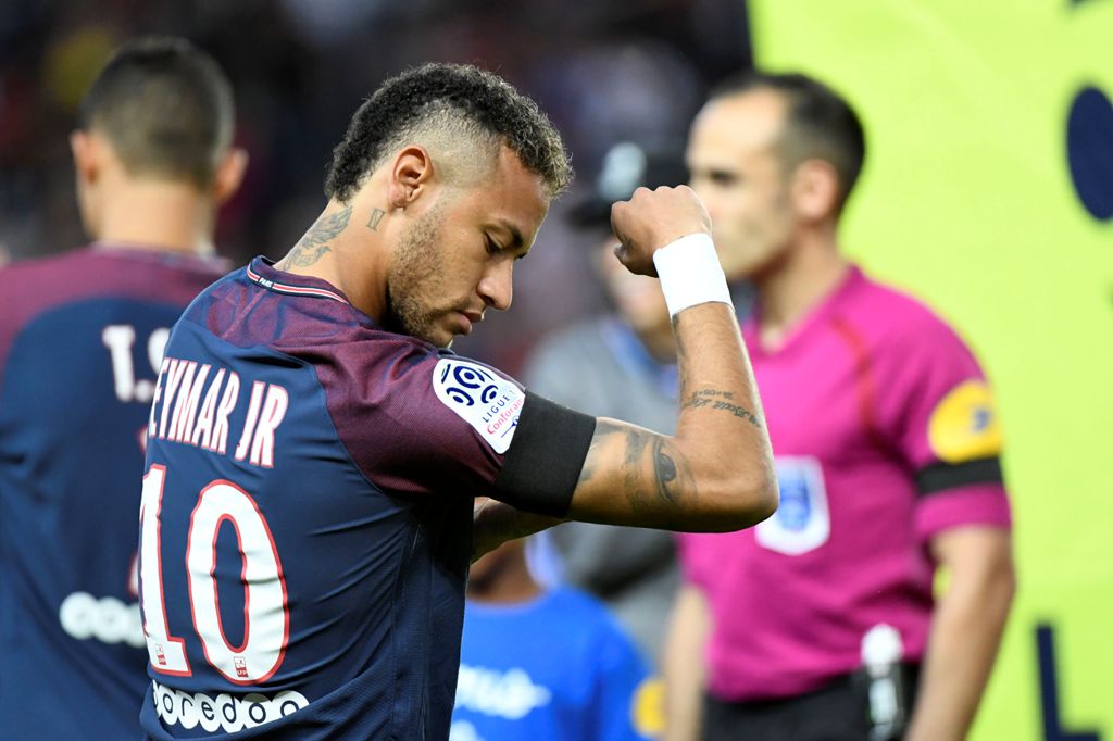 Paris Saint-Germain's Brazilian forward Neymar walks on the pitch prior to the French L1 football match Paris Saint-Germain (PSG) vs Toulouse FC (TFC) at the Parc des Princes stadium in Paris on August 20, 2017. / AFP / bertrand GUAY
