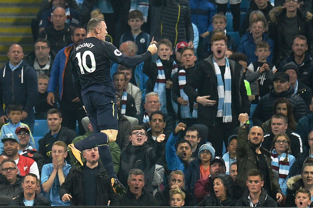 Everton's English striker Wayne Rooney celebrates scoring his team's goal during the English Premier League football match between Manchester City and Everton at the Etihad Stadium in Manchester, north west England, on August 21, 2017.   AFP / Oli SCARFF