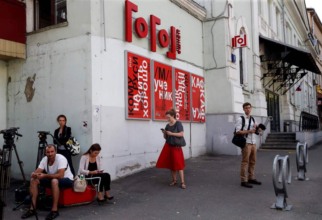 Journalists gather outside the Gogol Centre theatre in Moscow on August 22, 2017. Russia's Investigative Committee said on August 22, 2017 that it had detained Kirill Serebrennikov, film director and Moscow's Gogol Centre theatre artistic director, on sus