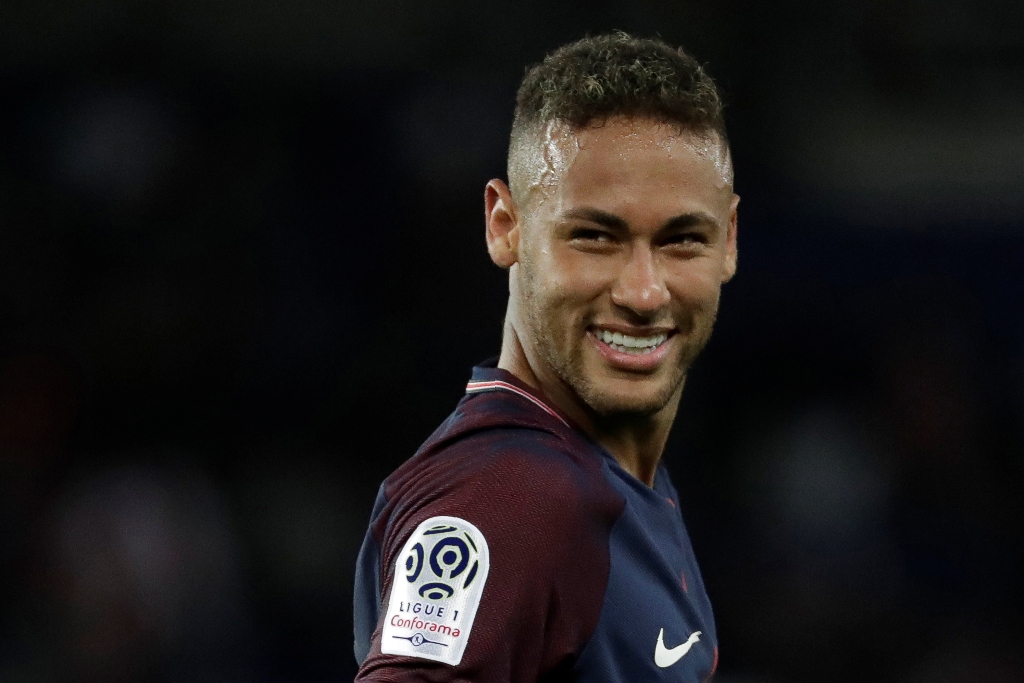 Paris Saint-Germain's Brazilian forward Neymar smiles during the French L1 football match Paris Saint-Germain (PSG) vs Toulouse FC (TFC) at the Parc des Princes stadium in Paris on August 20, 2017.  AFP / Thomas SAMSON 
