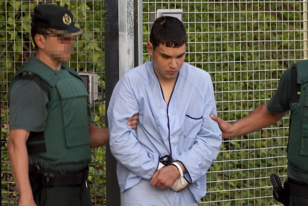 Mohamed Houli Chemlal, suspected of involvement in the terror cell that carried out twin attacks in Spain, is escorded by Spanish Civil Guards from a detention center in Tres Cantos, near Madrid, on August 22, 2017 before being tranferred to the.   AFP / 