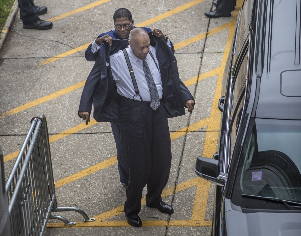 Andrew Wyatt(L) helps Bill Cosby put his suit coat on after Cosby arrived at the Montgomery County Courthouse on August 22, 2017 in Norristown, Pennsylvania.  AFP / Michael Bryant