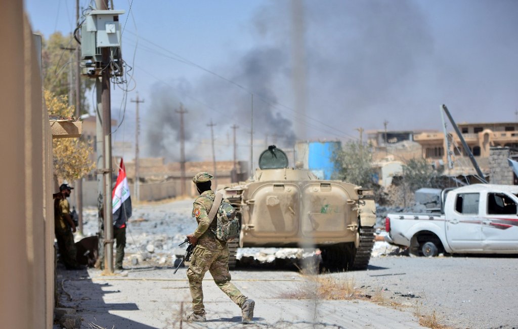 Shi'ite Popular Mobilization Forces (PMF) members and Iraqi army are seen during clashes with Islamic State militants at Al Jazeera neighbourhood of Tal Afar, Iraq, August 23, 2017. REUTERS/Stringer 