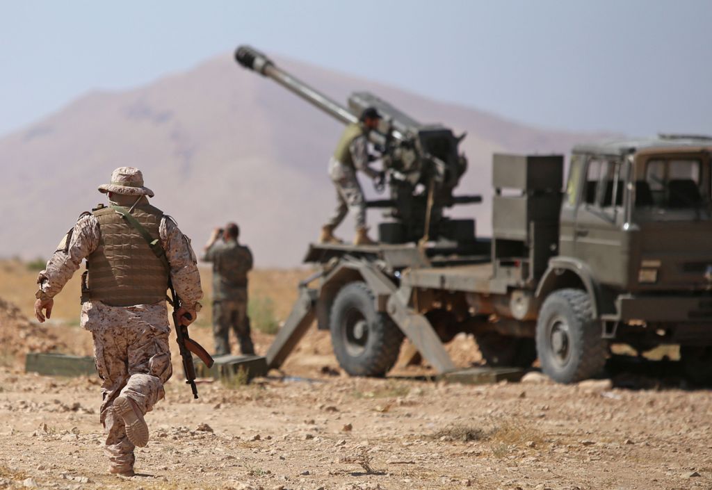 Syrian pro-government forces hold a position in the western Qalamoun, on August 23, 2017, during an offensive against Islaimc State (IS) group fighters. / AFP / Youssef KARWASHAN
