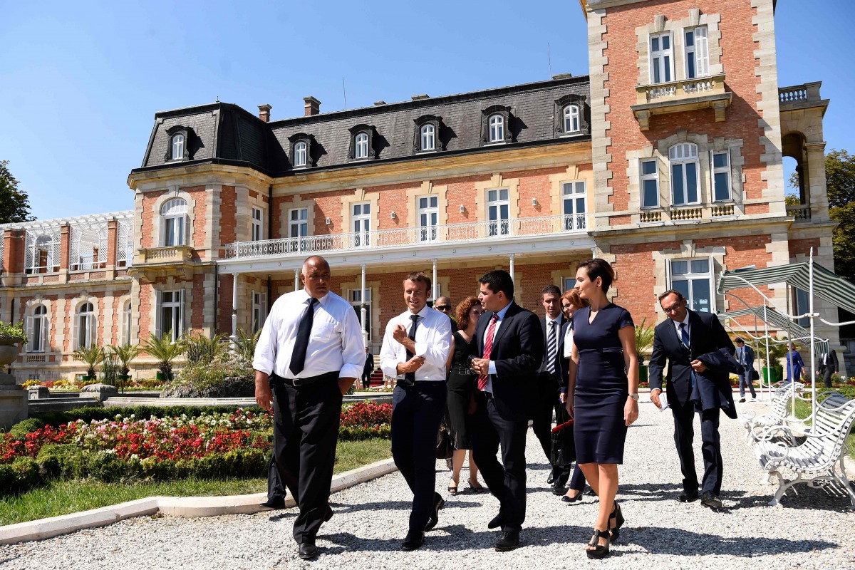 French President Emmanuel Macron (R) rolls up his sleeves as he walks along side Bulgarian Prime Minister Boyko Borissov following a press conference at the Euxinograd Palace on the Black Sea coast just north of the town of Varna on August 25, 2017. AFP /