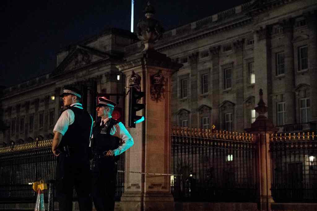 Police officers stand guard at a police cordon next to Buckingham Palace following an incident where a man armed with a knife was arrested outside the palace following a disturbance in London on August 26, 2017.  AFP / CHRIS J RATCLIFFE

