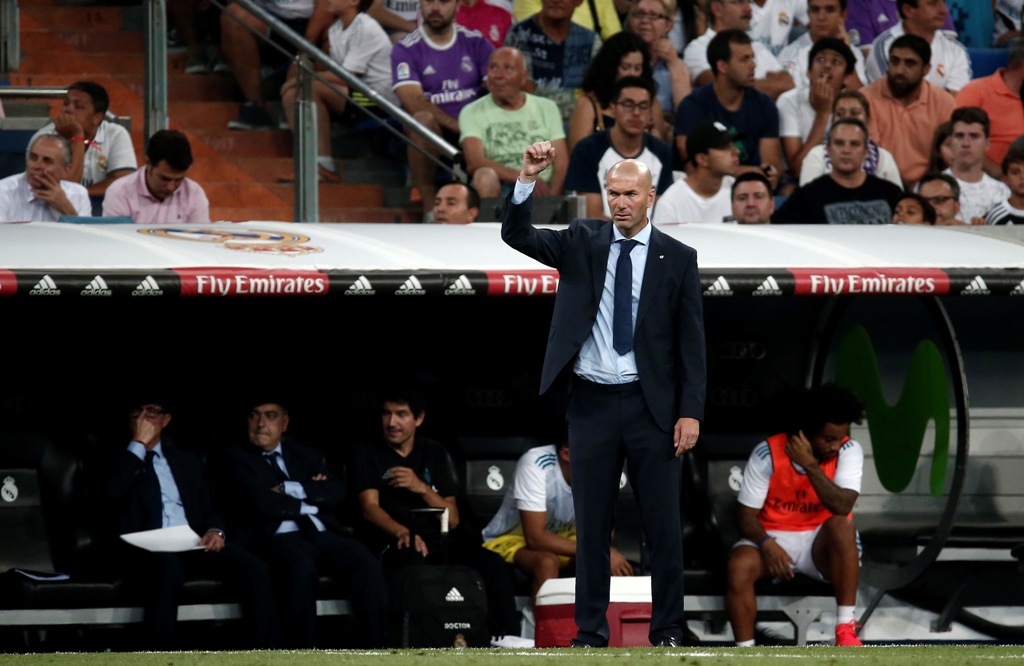 Head coach of Real Madrid Zinedine Zidane gives tactics to him team during the Santiago Bernabeu Cup soccer match between Real Madrid and Fiorentina at Santiago Bernabeu in Madrid, Spain on August 24, 2017. ( Burak Akbulut - Anadolu Agency )
