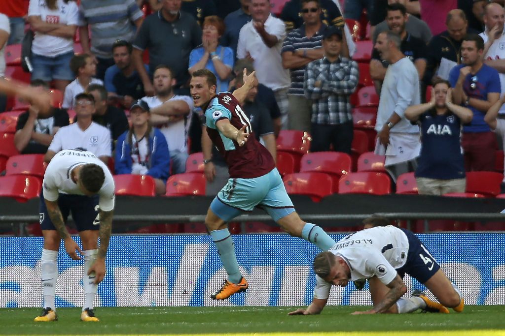 Burnley's New Zealand striker Chris Wood (C) celebrates after scoring their late equalizer during the English Premier League football match between Tottenham Hotspur and Burnley at Wembley Stadium in London, on August 27, 2017.   AFP / Daniel LEAL-OLIVAS
