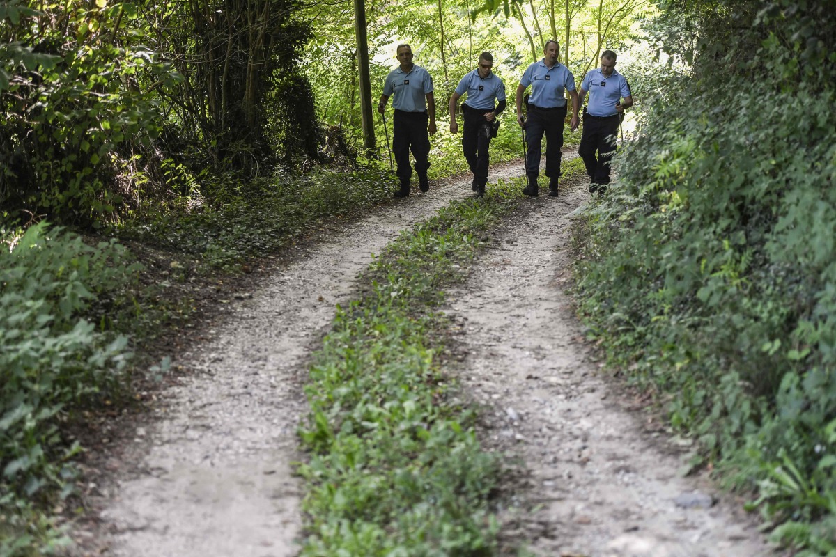 French gendarmes search for evidences on August 29, 2017 in the area around Pont-de-Beauvoisin, eastern france, after Maelys, a 9-year-old girl, disappeared during a wedding party two days ago. AFP / Philippe Desmazes