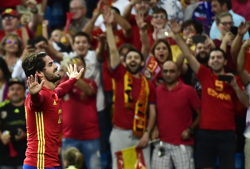 Spain's midfielder Isco celebrates a goal during the World Cup 2018 qualifier football match between Spain and Italy at the Santiago Bernabeu stadium in Madrid on September 2, 2017. / AFP / PIERRE-PHILIPPE MARCOU
